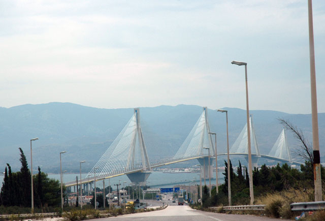 Another_view_of_the_bridge_from_afar.jpg