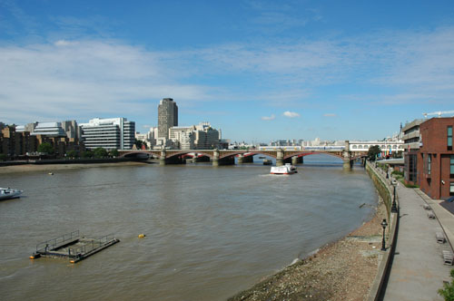 A_view_of_Thames_River.jpg