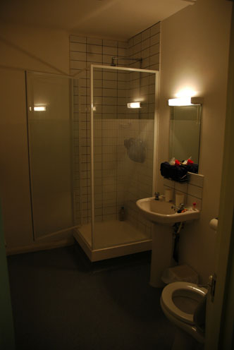 Hostel_Bathroom.jpg