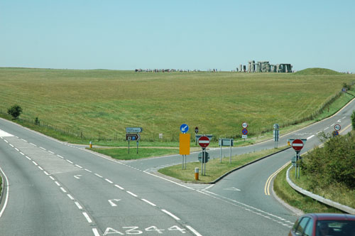 Stonehenge_comes_into_view_on_the_highway.jpg