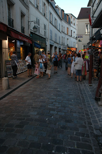 Cobblestone_streets_and_shops_in_Montmartre.jpg