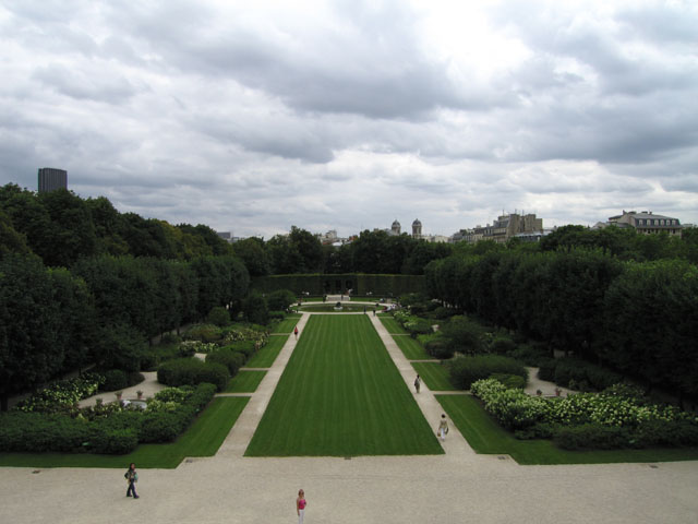 Overlook_of_the_gardens_in_Rodin_Musee.jpg