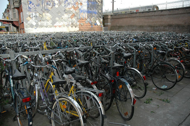 Bikes_and_bikes_everywhere.jpg
