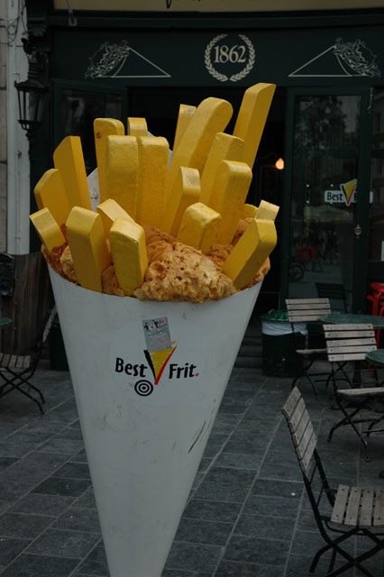 Frites_are_the_specialty_here.jpg