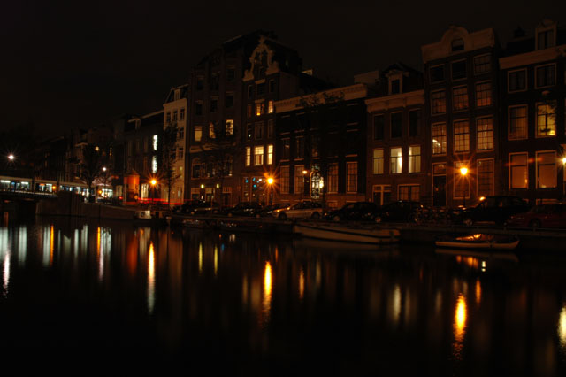Canal_at_night.jpg