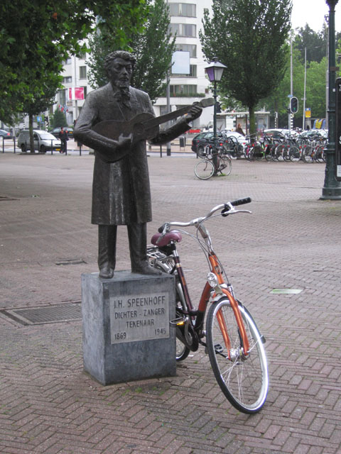 Two_important_thing_in_Holland_music_and_bikes.jpg