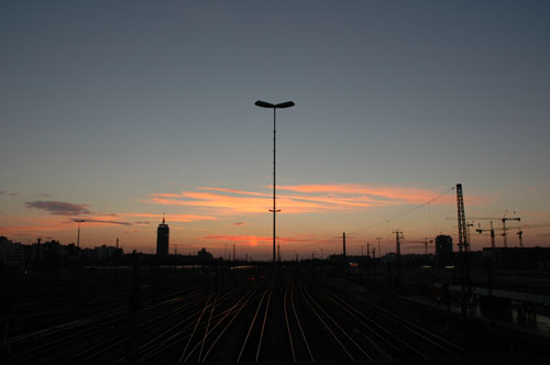 Sunset_over_the_rail_tracks.jpg