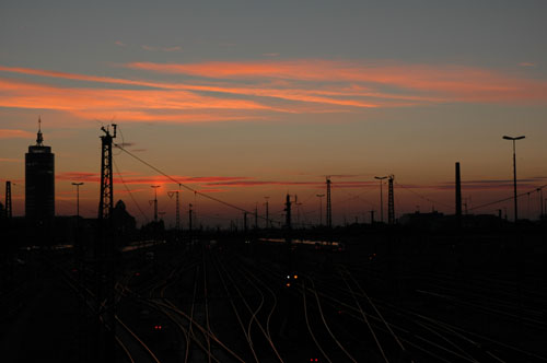 Sunset_over_the_railtracks_2.jpg