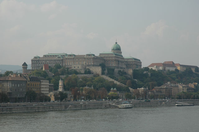 The_palace_viewed_from_Pest.jpg