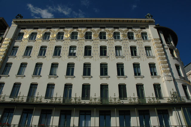 Classic_style_buildings_in_Vienna.jpg