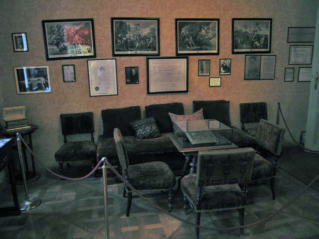 Sigmund_Freuds_waiting_room.jpg
