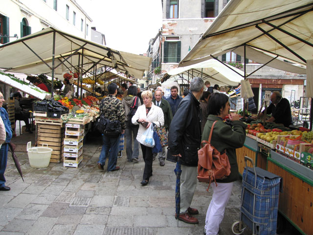 Street_market_crowds.jpg