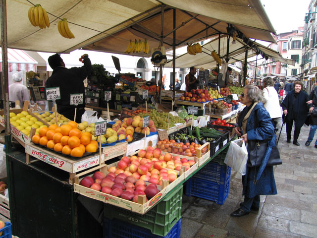 Street_market_fruit.jpg