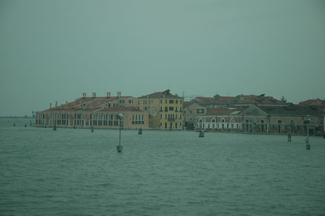 Looking_back_at_Venice_from_the_train.jpg