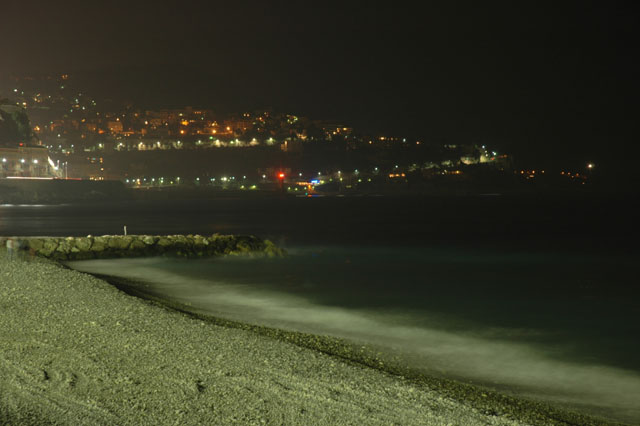 Beach_at_night_to_the_east.jpg