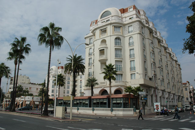 Classy_buildings_in_Cannes.jpg