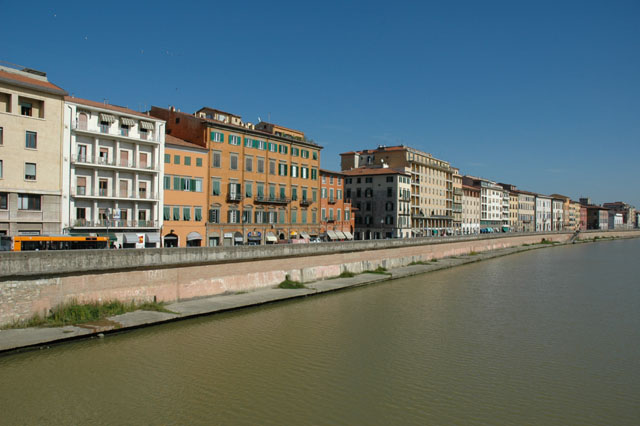 Pisa_river_view.jpg