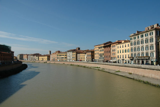 Pisa_river_view_other_direction.jpg