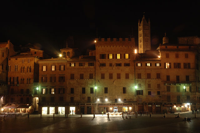 More_night_views_of_buildings_in_the_Piazza_Del_Campo.jpg
