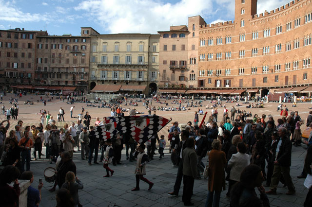 Parade_going_through_the_Piazza_Del_Campo.jpg
