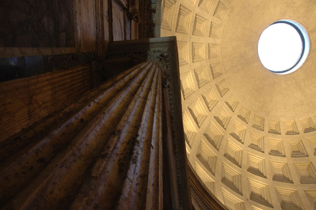 Looking_up_at_the_Pantheon_dome.jpg
