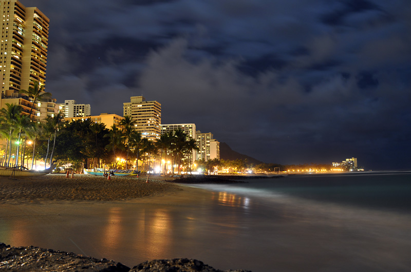 Waikiki at night2.jpg