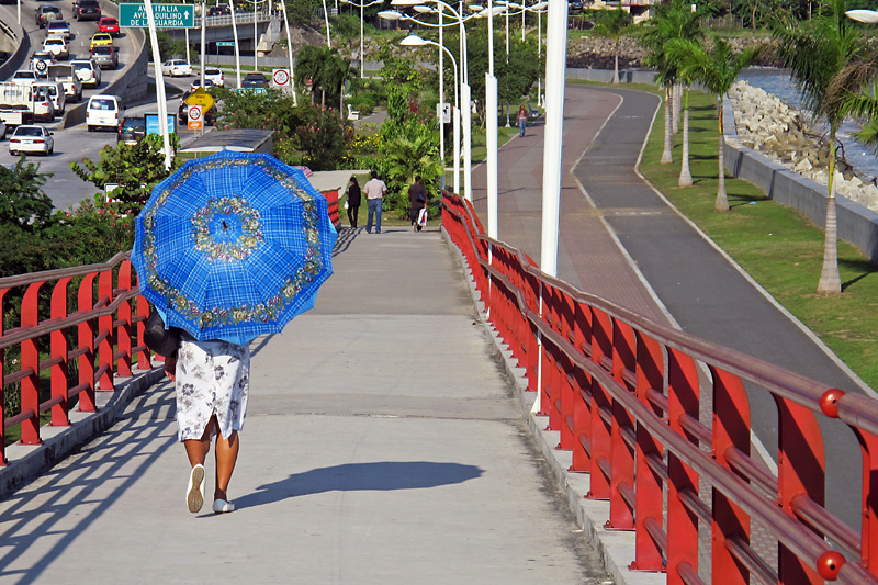 Some people use umbrellas to block the hot sun.jpg