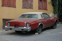 Old_car_in_Greece.jpg