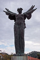 Nice_statue_in_Olympia.jpg