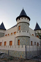 A_castle_looking_building_in_Itea.jpg