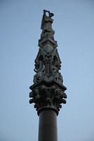 Statue_in_front_of_Westminster_Abbey.jpg