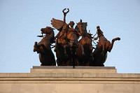 Statue_on_top_the_Marble_Arch.jpg