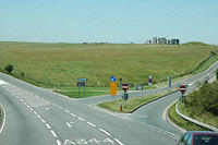 Stonehenge_comes_into_view_on_the_highway.jpg