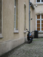 Scooters_are_the_prefered_way_to_get_around_Europe.jpg