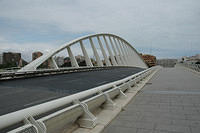 One_of_Valencias_bridges.jpg