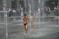 Kids_playing_in_the_fountain.jpg