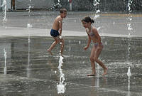 Kids_playing_in_the_fountain_2.jpg
