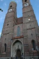 Front_view_of_Frauenkirche_church.jpg