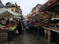 Street_market_crowds_4.jpg