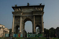 Milans_version_of_the_arch_de_triumphe_2.jpg