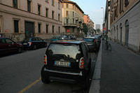 Typical_side_street_in_Milan.jpg