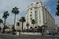 Classy_buildings_in_Cannes.jpg
