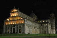 Duomo_and_tower_at_night.jpg