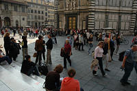 Crowds_at_the_Duomo.jpg