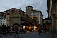 More_shopping_on_Ponte_Vecchio_2.jpg