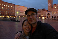 Charlotte_and_I_in_the_Piazza_del_Campo.jpg
