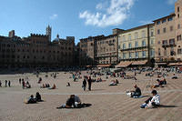 Crowds_at_the_Piazza_del_Campo.jpg