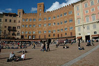 More_crowds_at_the_Piazza_del_Campo.jpg