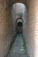 The_narrow_alleyways_of_Pompeii.jpg