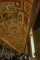 Hallways_of_Vatican_Musuem.jpg